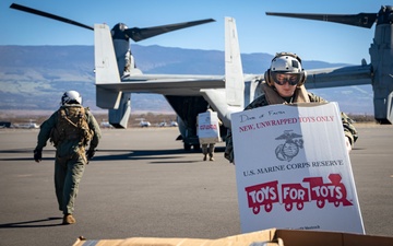 VMM-268 flies to Maui in support of Toys for Tots