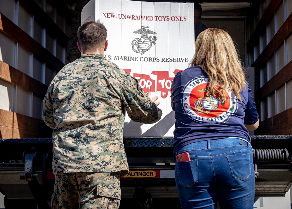 VMM-268 flies to Maui in support of Toys for Tots