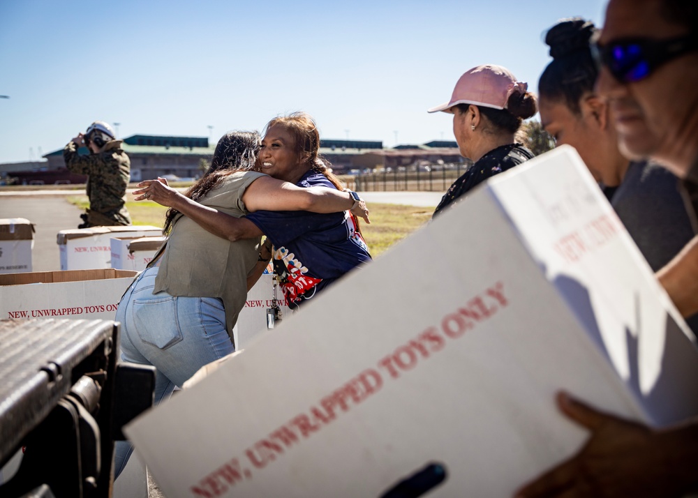 VMM-268 flies to Maui in support of Toys for Tots