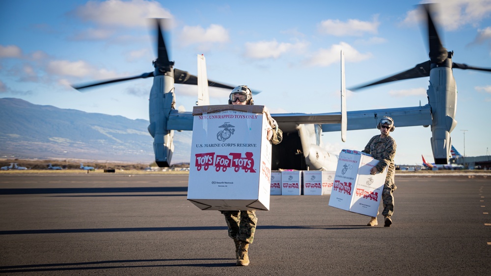 VMM-268 flies to Maui in support of Toys for Tots