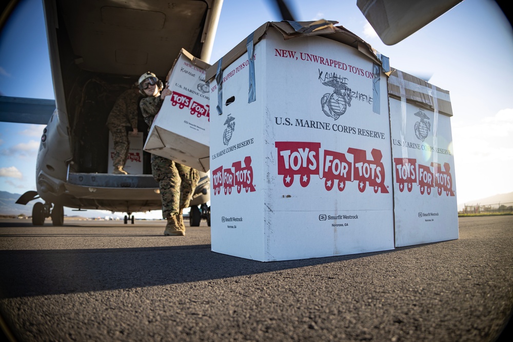 VMM-268 flies to Maui in support of Toys for Tots