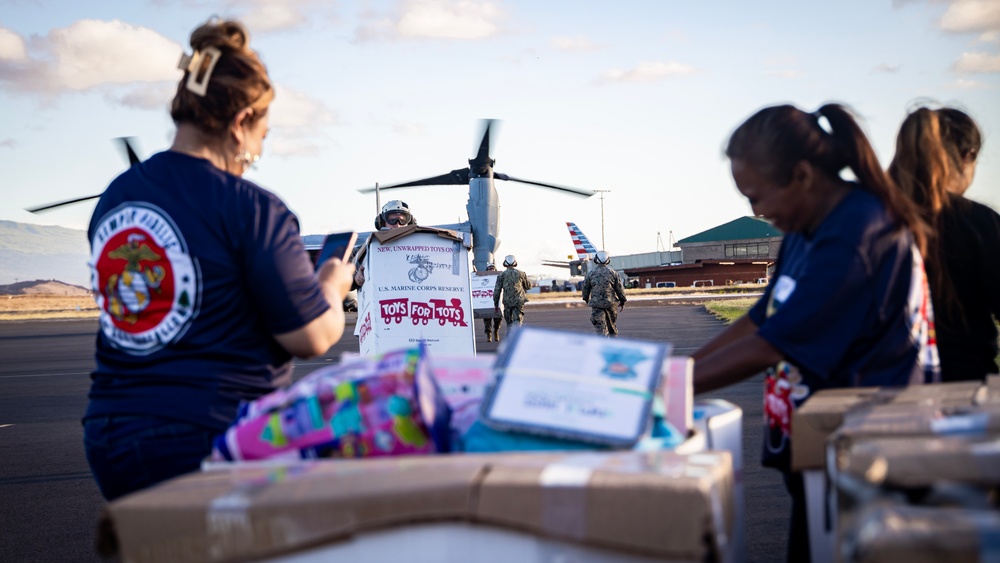 VMM-268 flies to Maui in support of Toys for Tots