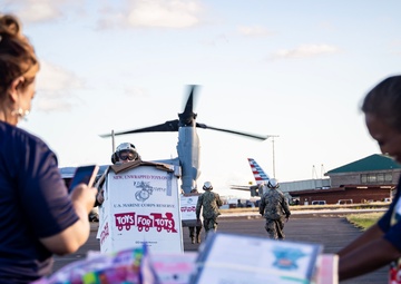 VMM-268 flies to Maui in support of Toys for Tots