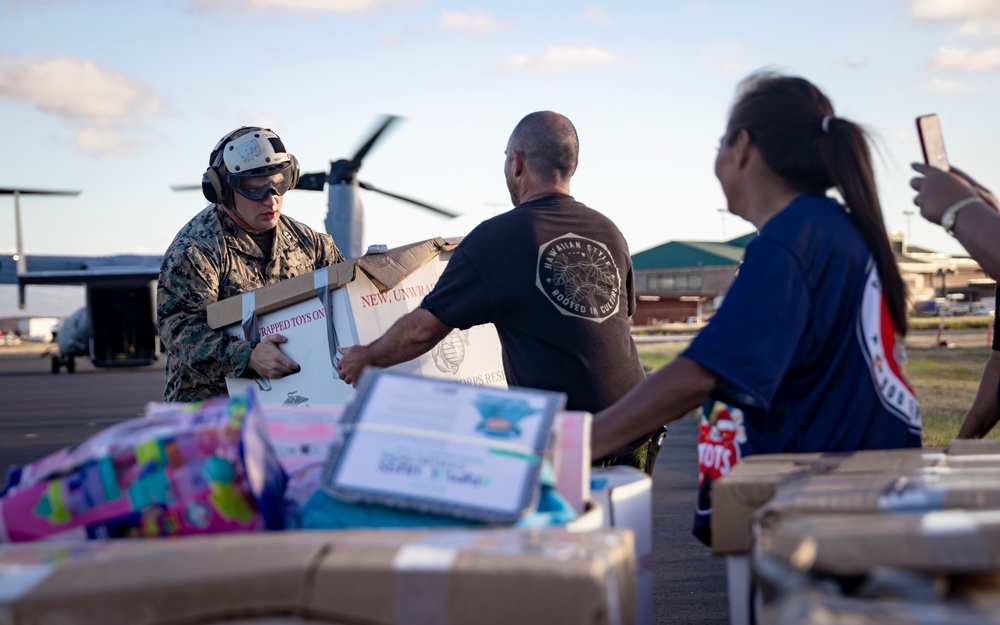 VMM-268 flies to Maui in support of Toys for Tots