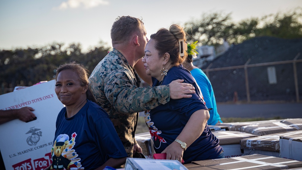 VMM-268 flies to Maui in support of Toys for Tots