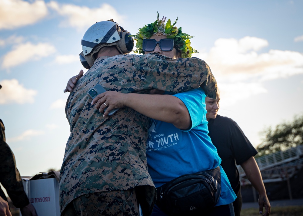 VMM-268 flies to Maui in support of Toys for Tots