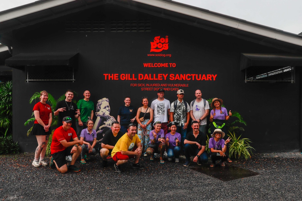 USS Michael Murphy and USS Spruance Sailors volunteer at Soi Dog Foundation