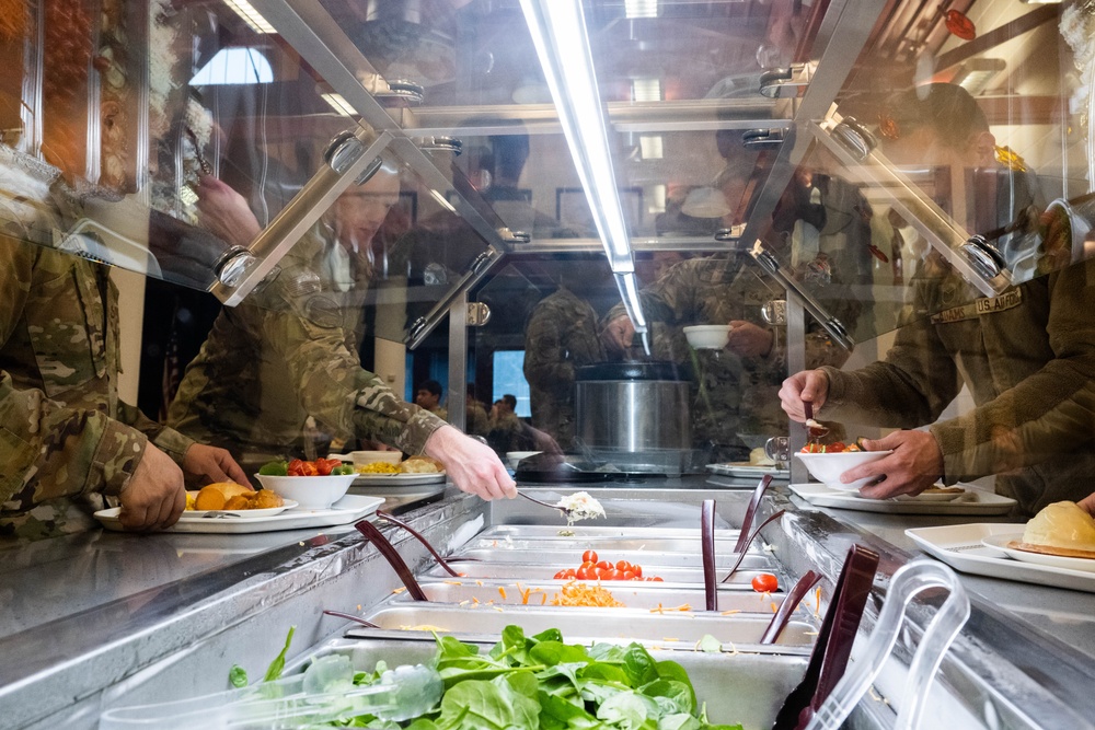 181st Intelligence Wing Services Hosts Thanksgiving Meal for Airmen