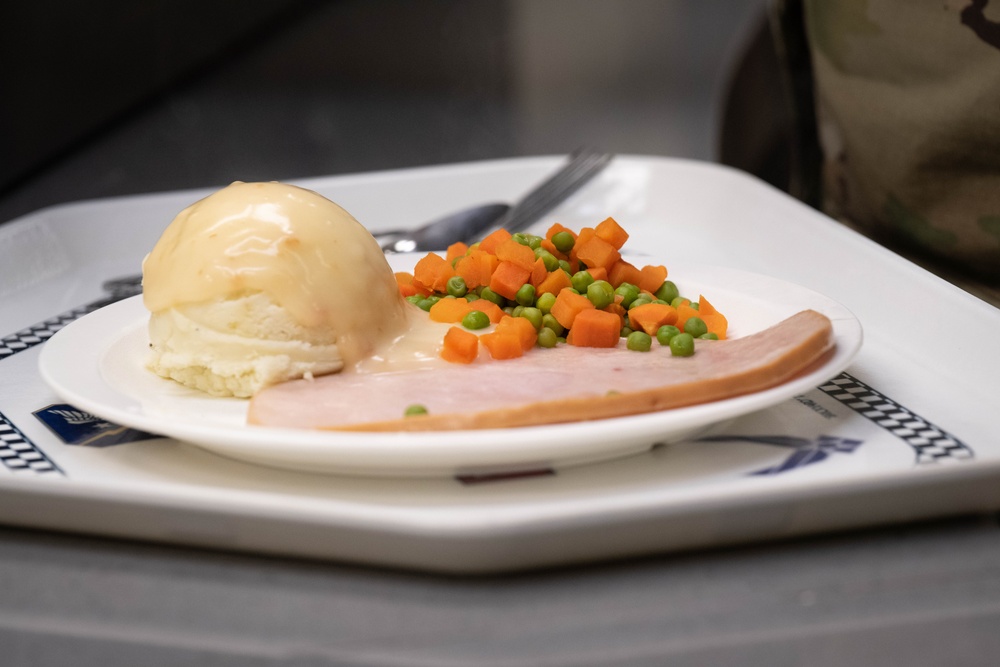 181st Intelligence Wing Services Hosts Thanksgiving Meal for Airmen