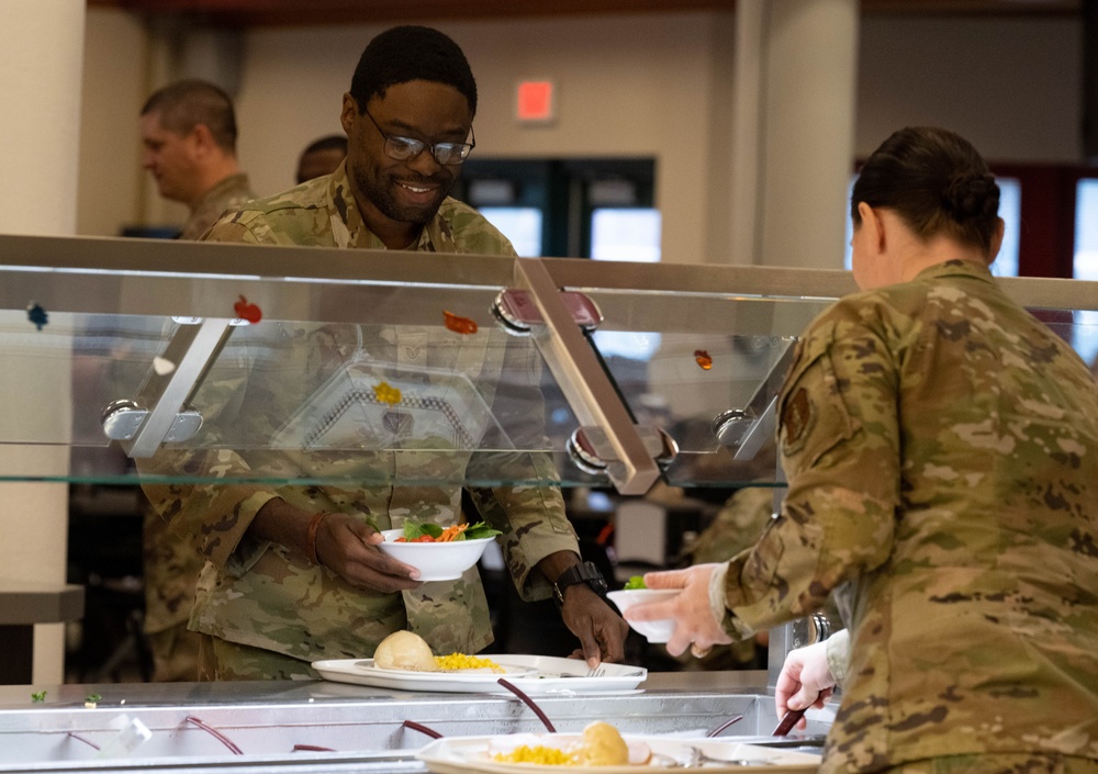 181st Intelligence Wing Services Hosts Thanksgiving Meal for Airmen