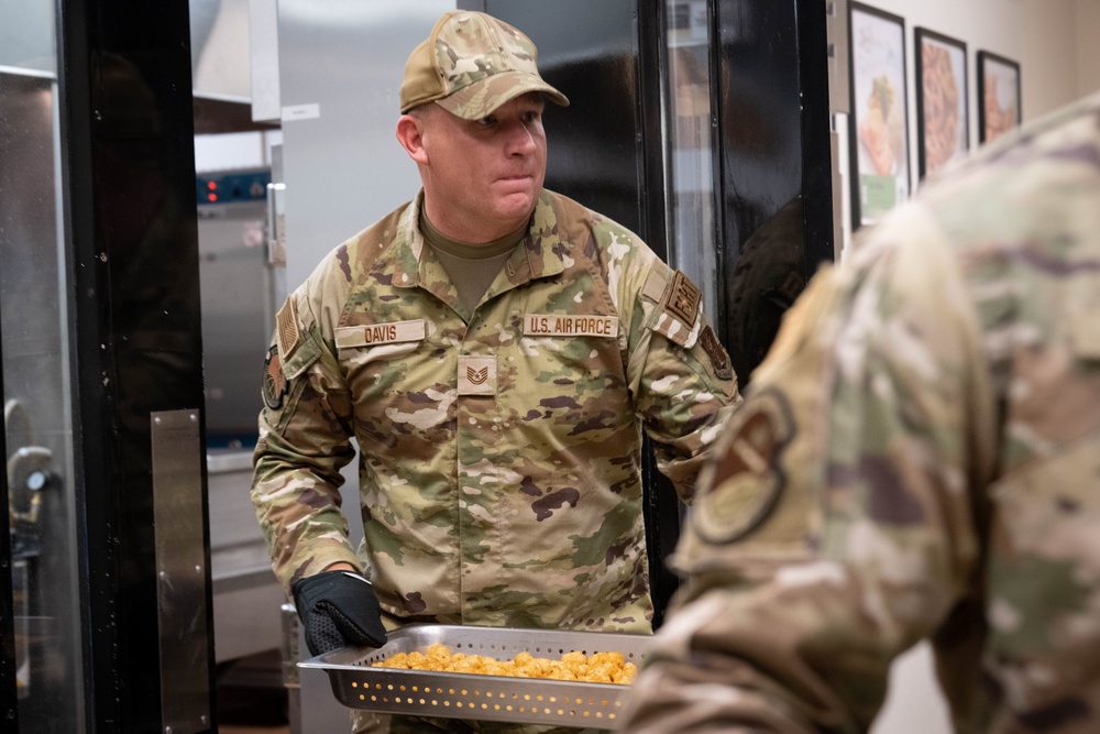 181st Intelligence Wing Services Hosts Thanksgiving Meal for Airmen