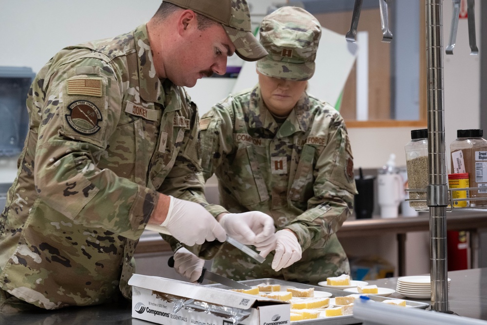 181st Intelligence Wing Services Hosts Thanksgiving Meal for Airmen