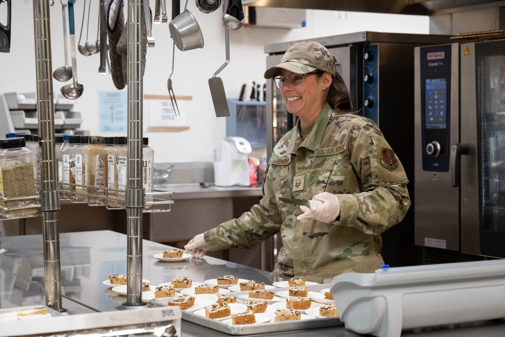 181st Intelligence Wing Services Hosts Thanksgiving Meal for Airmen