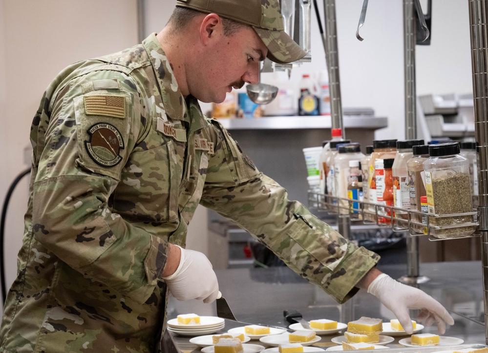 181st Intelligence Wing Services Hosts Thanksgiving Meal for Airmen