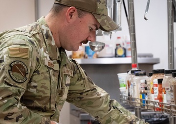 181st Intelligence Wing Services Hosts Thanksgiving Meal for Airmen