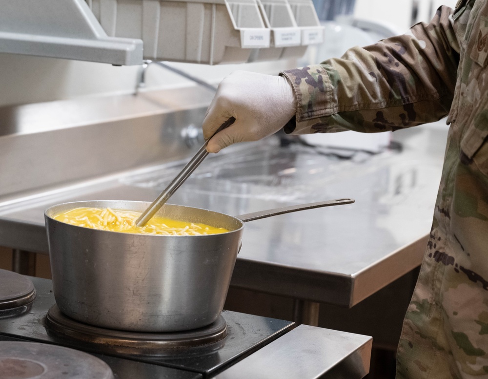 181st Intelligence Wing Services Hosts Thanksgiving Meal for Airmen