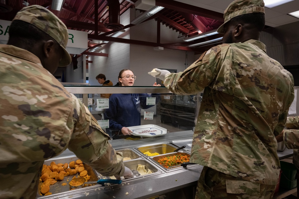 181st Intelligence Wing Services Hosts Thanksgiving Meal for Airmen