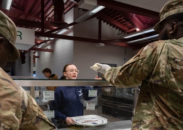 181st Intelligence Wing Services Hosts Thanksgiving Meal for Airmen