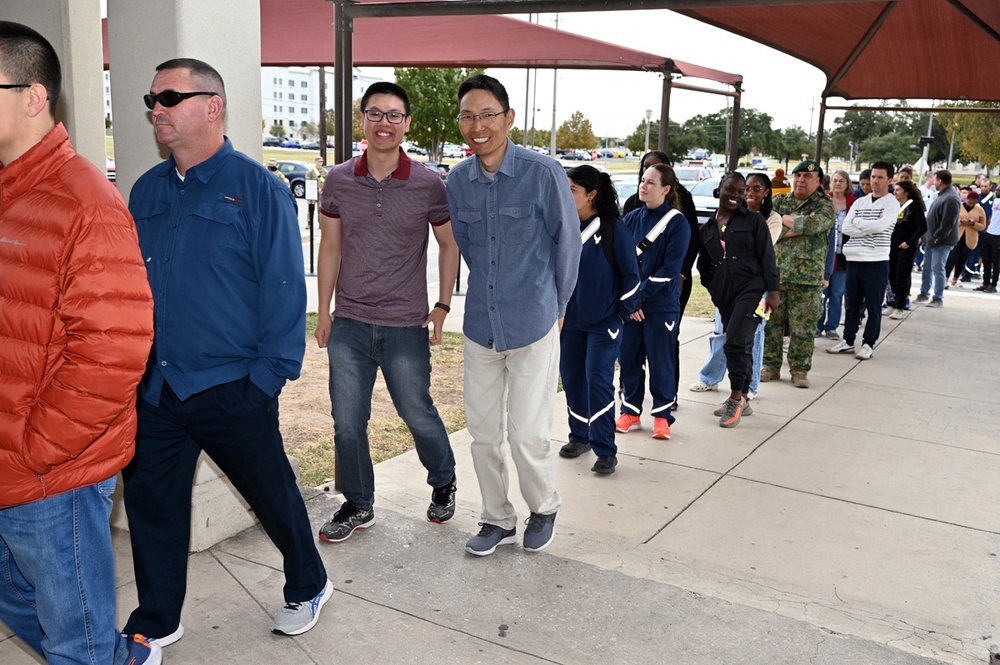 Leaders and DFAC staff thank the troops during Thanksgiving