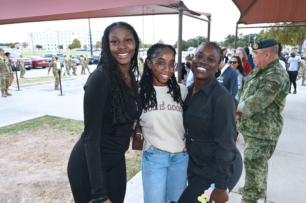 Leaders and DFAC staff thank the troops during Thanksgiving