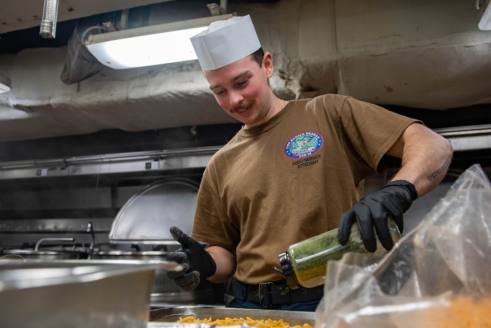 USS Ronald Reagan (CVN 76) hosts a Thanksgiving feast