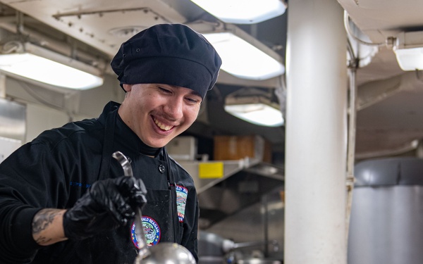 USS Ronald Reagan (CVN 76) hosts a Thanksgiving feast