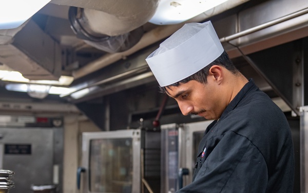 USS Ronald Reagan (CVN 76) hosts a Thanksgiving feast