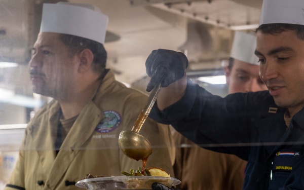 USS Ronald Reagan (CVN 76) hosts a Thanksgiving feast