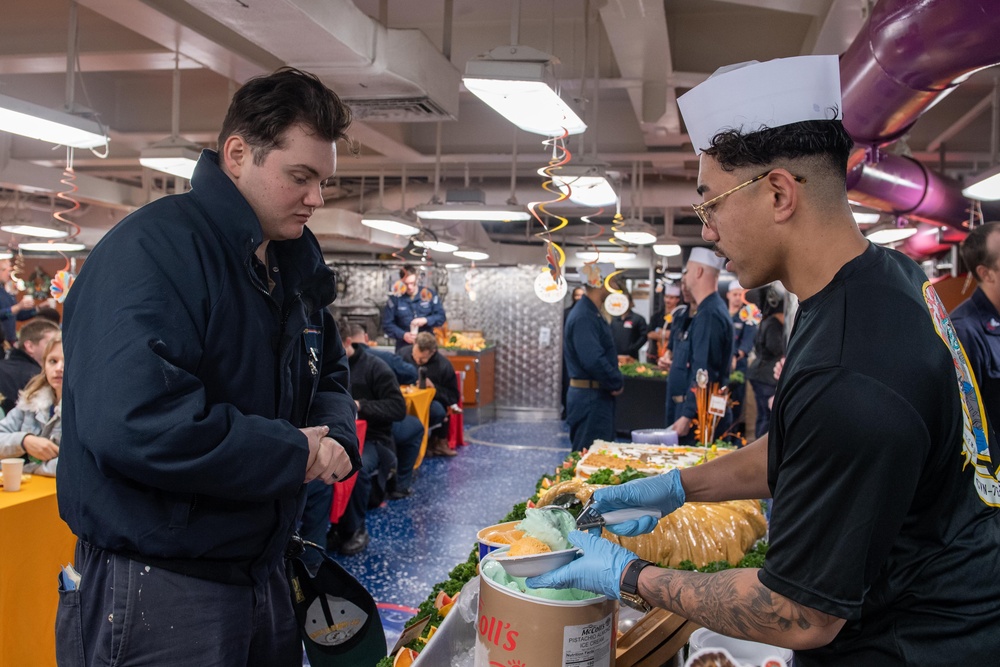 USS Ronald Reagan (CVN 76) hosts a Thanksgiving feast