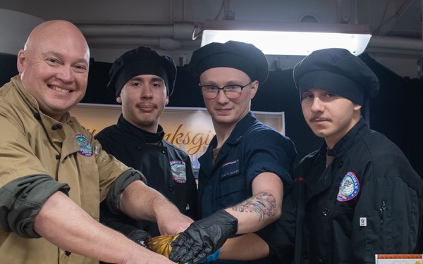 USS Ronald Reagan (CVN 76) hosts a Thanksgiving feast