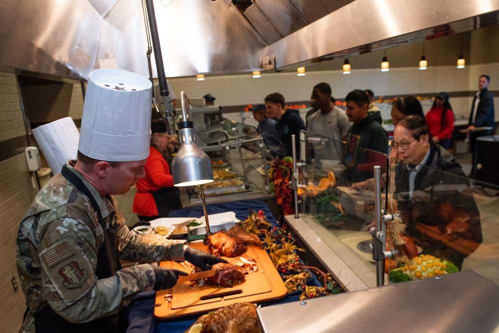 Monarch Dining Facility cultivates camaraderie with Thanksgiving meal