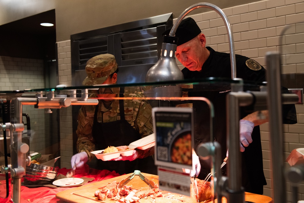 Monarch Dining Facility cultivates camaraderie with Thanksgiving meal