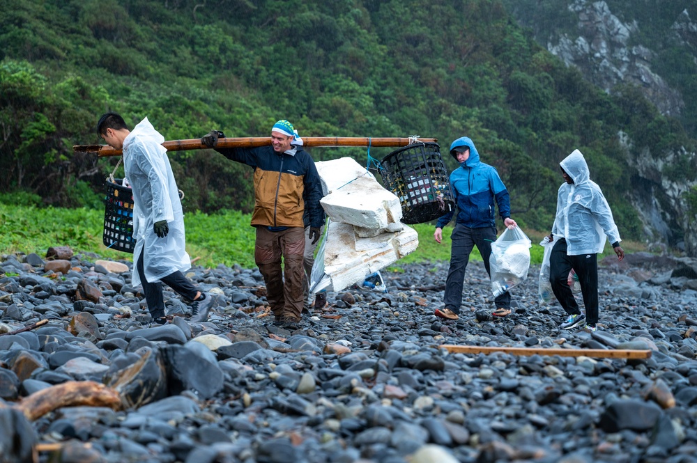 Airmen clear the way for Gundam-22 memorial