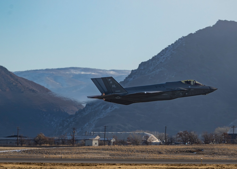 F-35 Demo Team conducts practice at Hill AFB