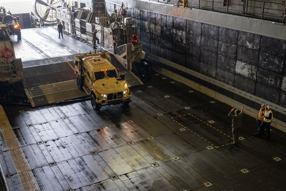 Assault Craft Unit 5 embarks USS Somerset during Steel Knight