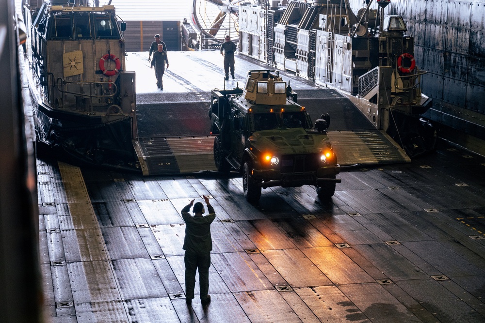 Assault Craft Unit 5 embarks USS Somerset during Steel Knight