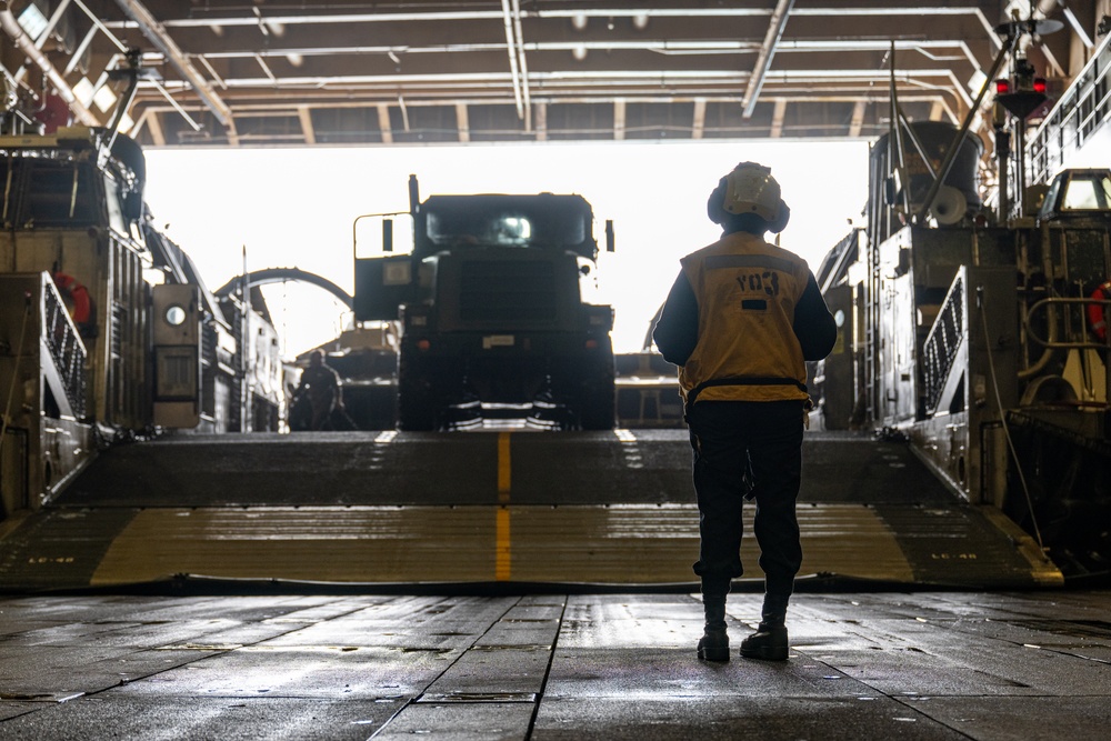 Assault Craft Unit 5 embarks USS Somerset during Steel Knight