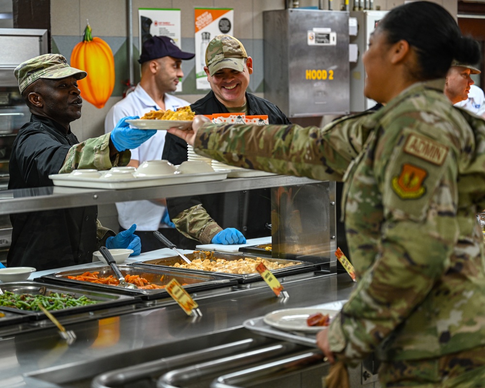 Titan leadership serves Thanksgiving meals