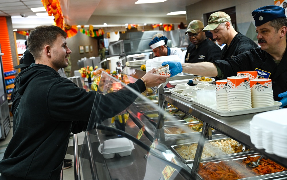 Titan leadership serves Thanksgiving meals