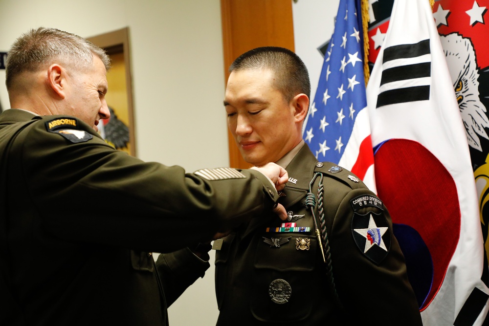 U.S. Army Lt. Col. Bert Lee receives Master Flight Surgeon Badge.
