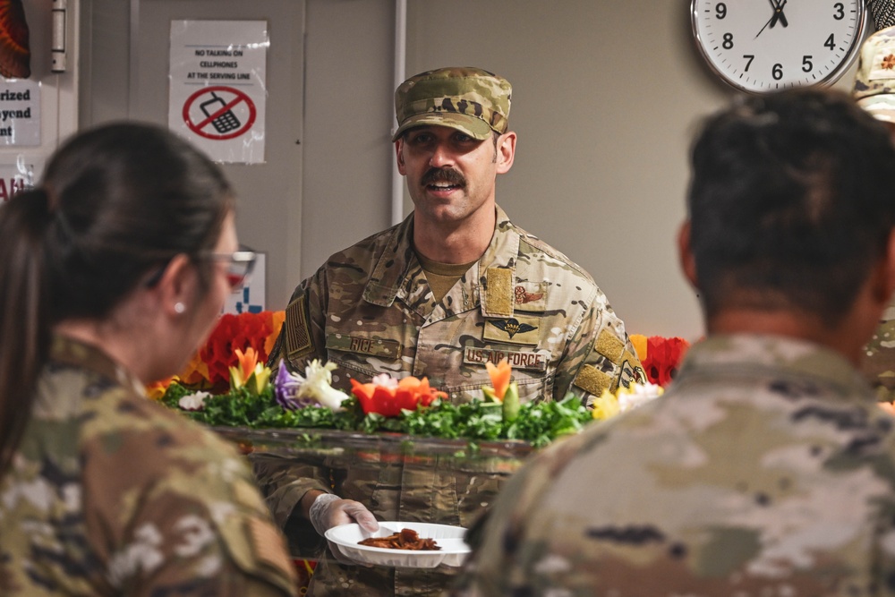 386th EFSS hosts Thanksgiving meal service