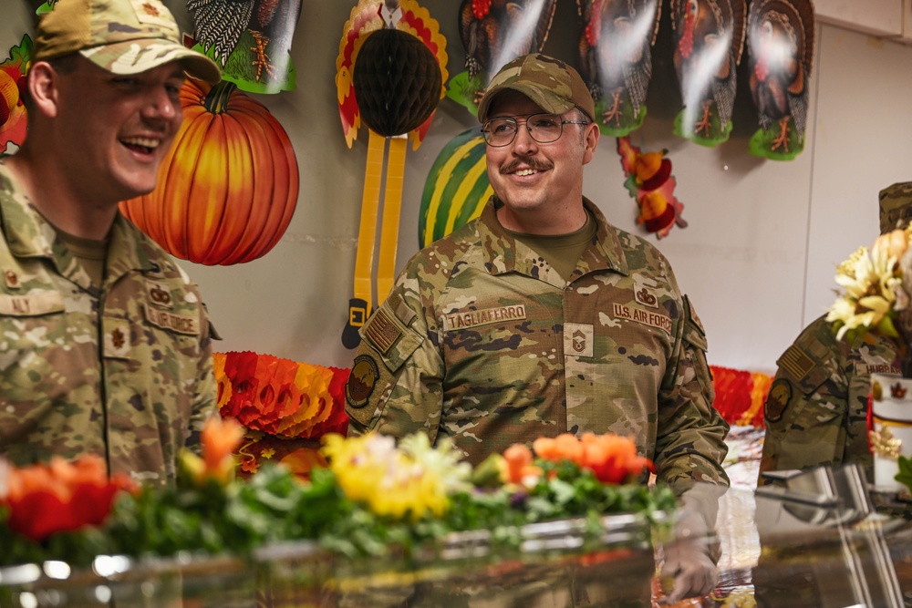 386th EFSS hosts Thanksgiving meal service