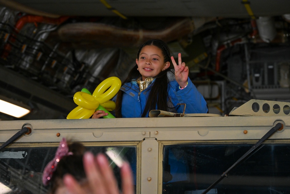 105th Airlift Wing Visits LaGuardia Airport for Kiwanis Kids Day