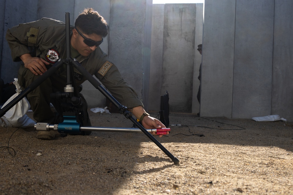 3D MAW and MCAS Miramar EOD conduct an Explosives Disposal Range