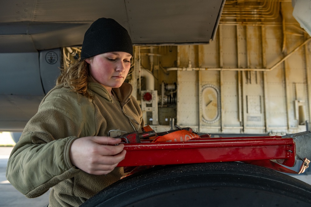 Fueling the night: 100th ARW supports 2nd BW B-52