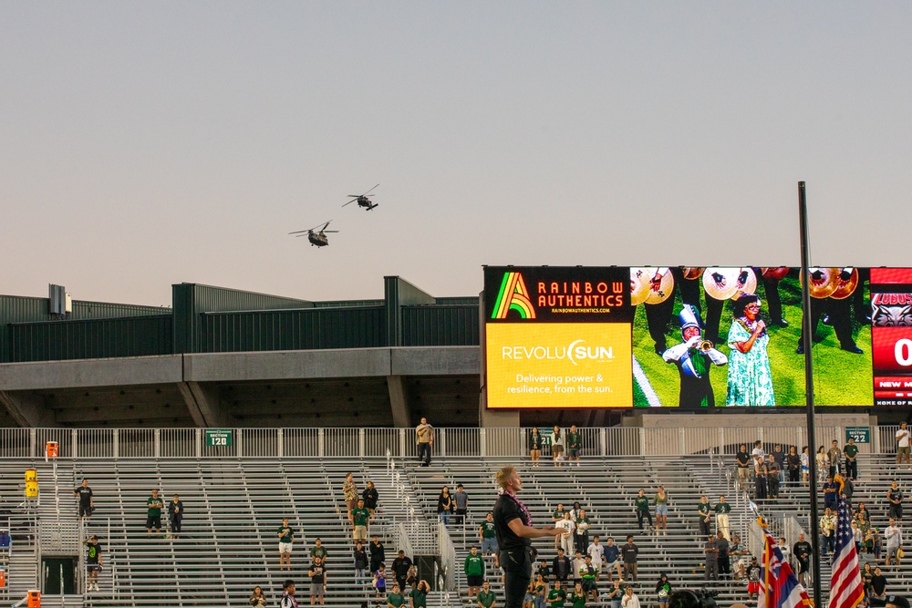 HIARNG Pays Tributes to UH Manoa Seniors