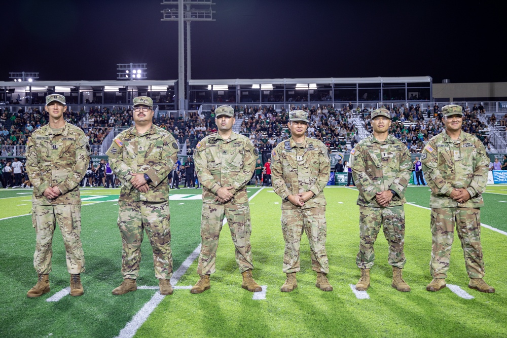 HIARNG Pays Tributes to UH Manoa Seniors