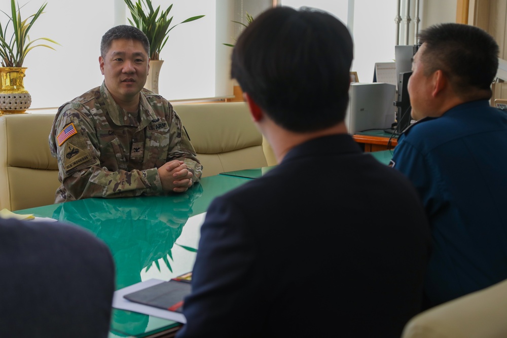 U.S. Army Garrison Yongsan-Casey Commander meets Yongsan Police Station Chief