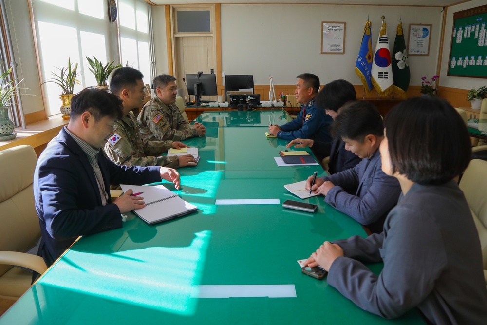 U.S. Army Garrison Yongsan-Casey Commander meets Yongsan Police Station Chief