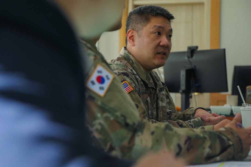 U.S. Army Garrison Yongsan-Casey Commander meets Yongsan Police Station Chief